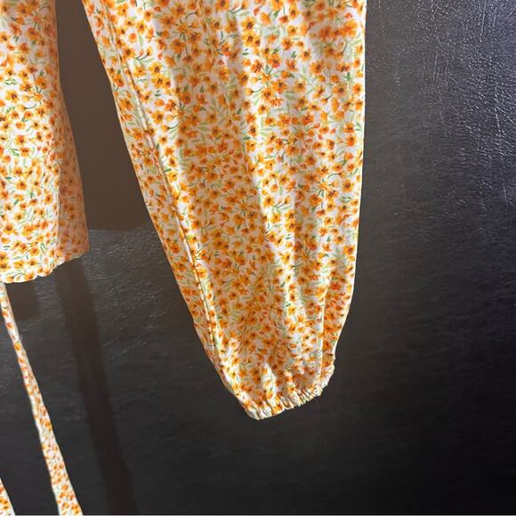 Old Navy Orange Floral‎ Wrap Top Size Medium - Picture 6 of 8